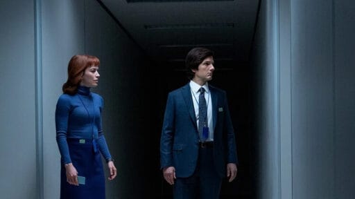 Britt Lower e Adam Scott na segunda temporada da série Ruptura