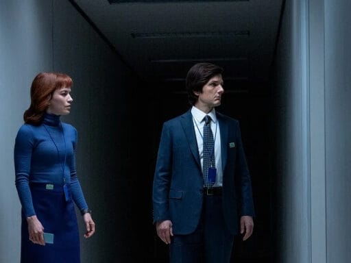 Britt Lower e Adam Scott na segunda temporada da série Ruptura