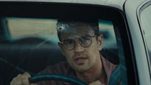 Theo James em cena do terror O Macaco