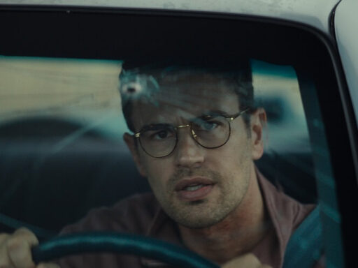 Theo James em cena do terror O Macaco