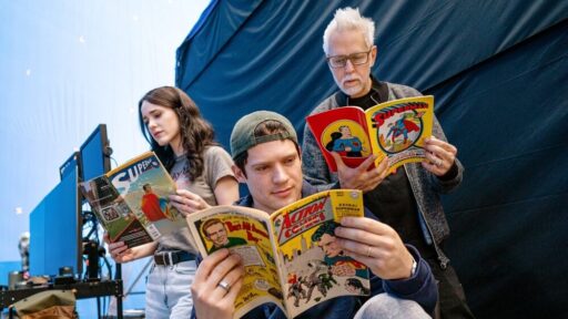 Rachel Brosnahan, David Corenswet e James Gunn no set do filme Superman
