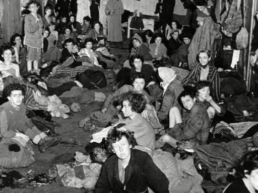 Sam Mendes dirige documentário sobre liberação de Bergen-Belsen, marcando 80 anos do Holocausto