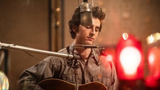 Timothée Chalamet como Bob Dylan em Um Completo Desconhecido