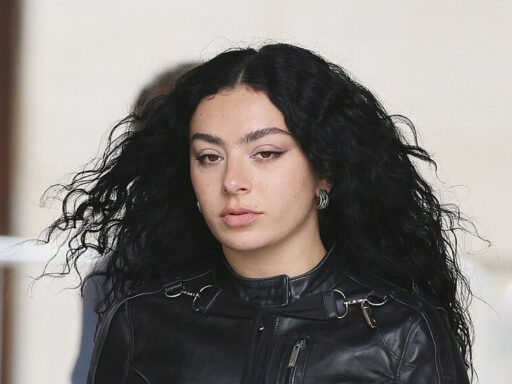 As Crônicas de Nárnia: Greta Gerwig quer Charli XCX como Feiticeira Branca em filme da Netflix