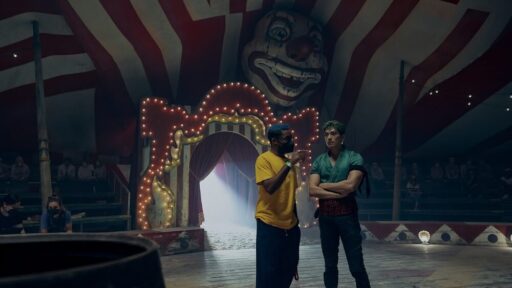 Matt Owens e Mackenyu no set de One Piece: A Série temporada 1