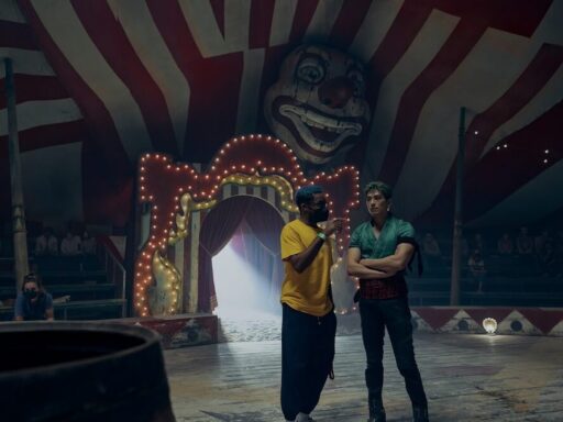 Matt Owens e Mackenyu no set de One Piece: A Série temporada 1