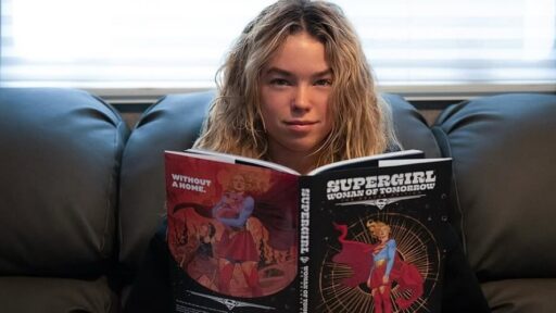 Supergirl: James Gunn compartilha nova foto de Milly Alcock como Kara Zor-El
