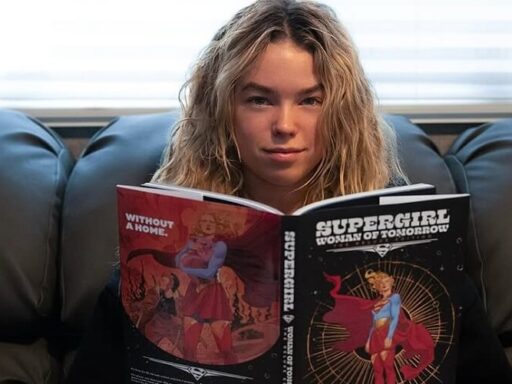 Supergirl: James Gunn compartilha nova foto de Milly Alcock como Kara Zor-El