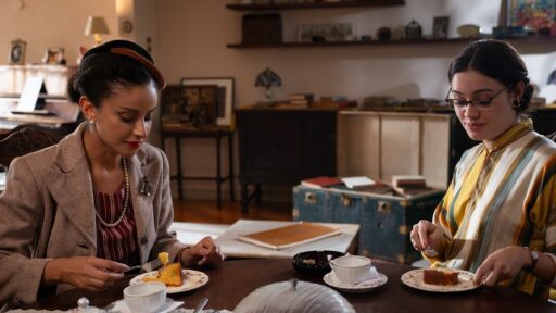 Cena do filme brasileiro Virgínia e Adelaide, com Gabriela Correa e Sophie Charlotte estrelando