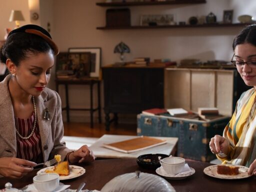 Cena do filme brasileiro Virgínia e Adelaide, com Gabriela Correa e Sophie Charlotte estrelando