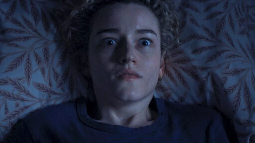 A Hora do Mal: terror com Julia Garner ganha trailer oficial