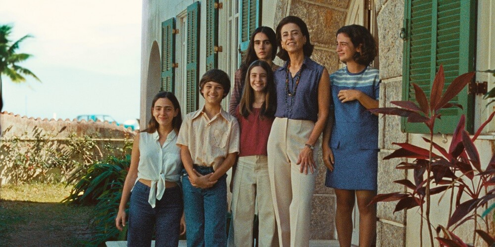 Cena do filme Ainda Estou Aqui, que está concorrendo Premios Platino del Cine Iberoamericano. A premiação terá transmissão pelo Canal Brasil.