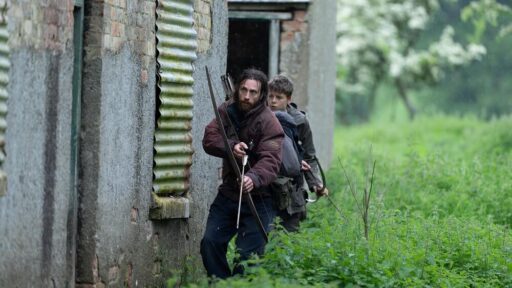 Imagem com Aaron Taylor-Johnson r Alfie Williams no filme Extermínio: A Evolução