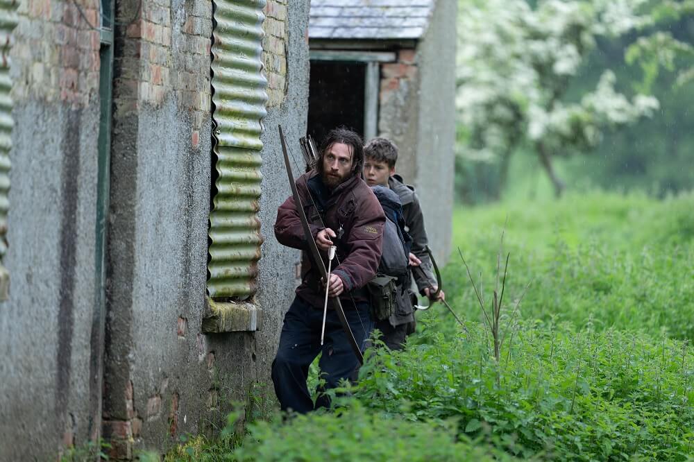 Imagem com Aaron Taylor-Johnson r Alfie Williams no filme Extermínio: A Evolução