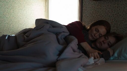 Julianne Moore e Sydney Sweeney em Echo Valley