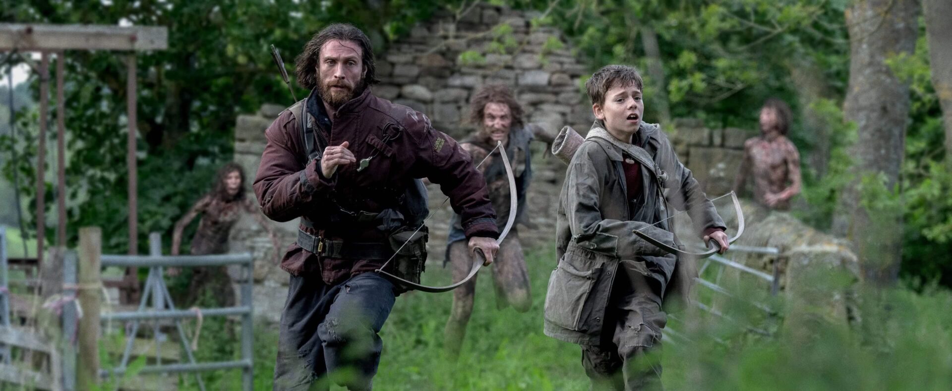 Imagem com Aaron Taylor-Johnson e Alfie Williams no filme Extermínio: A Evolução
