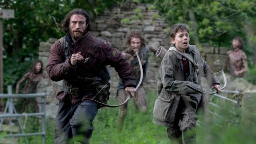 Imagem com Aaron Taylor-Johnson e Alfie Williams no filme Extermínio: A Evolução