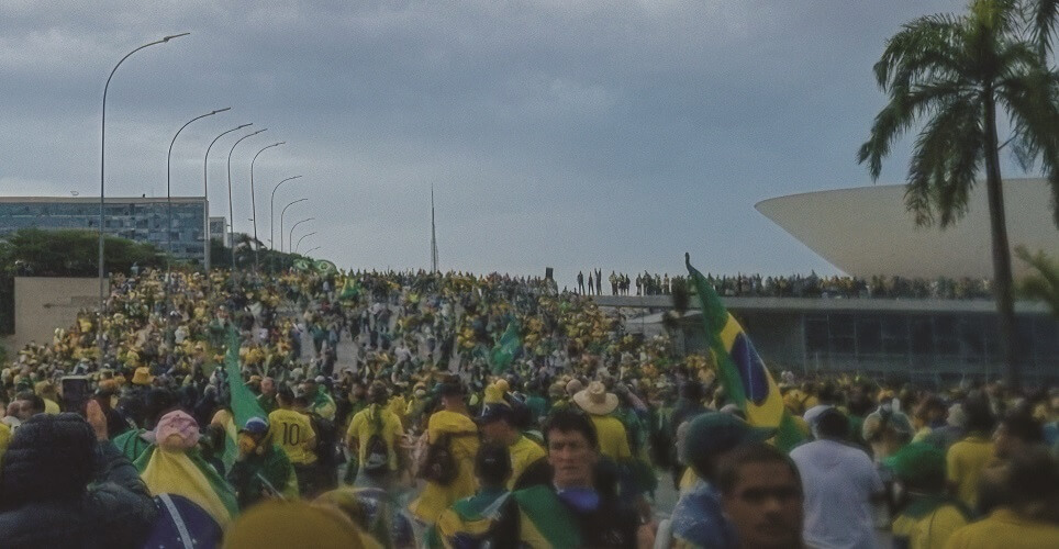 No Céu da Pátria Nesse Instante, de Sandra Kogut, ganha pôster oficial