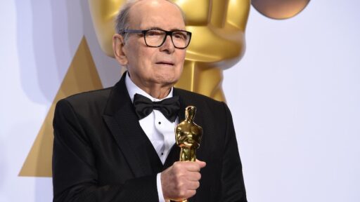 Ennio Morricone recebendo estatueta do Oscar