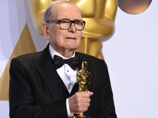 Ennio Morricone recebendo estatueta do Oscar