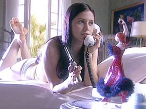 Mel Lisboa e a boneca Conchita em Presença de Anita