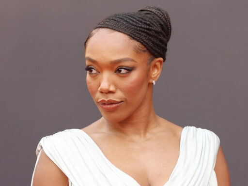 Naomi Ackie deve entrar para o elenco do filme Cara-de-Barro da DC