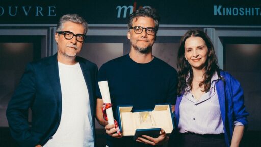 Wagner Moura recebe a Palma de Ouro de Melhor Ator em noite de exibição ao ar livre de “O Agente Secreto” no Museu do Louvre