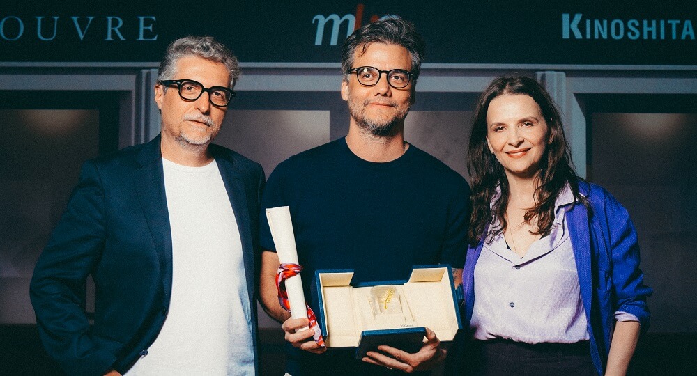 Wagner Moura recebe a Palma de Ouro de Melhor Ator em noite de exibição ao ar livre de “O Agente Secreto” no Museu do Louvre