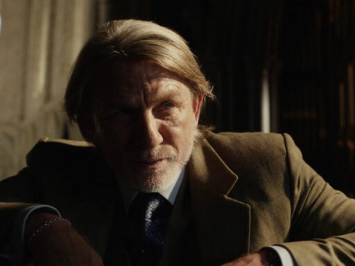Cena do filme "Vivo ou Morto: Um Mistério Knives Out", com Daniel Craig como Benoit Blanc na franquia Entre Facas e Segredos