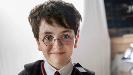 HBO revela primeira foto de Dominic McLaughin como Harry Potter