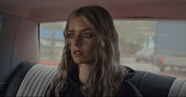 Samara Weaving em Motorista de Fuga (Eenie Meanie, 2025), dirigido por Shawn Simmons - Crítica