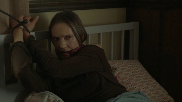 Encurralada no Seu Dormitório (Trapped in Her Room, 2025, EUA) estreia no Lifetime Movies