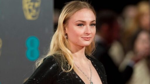 Tomb Raider, com Sophie Turner como Lara Croft, começa produção pela Amazon