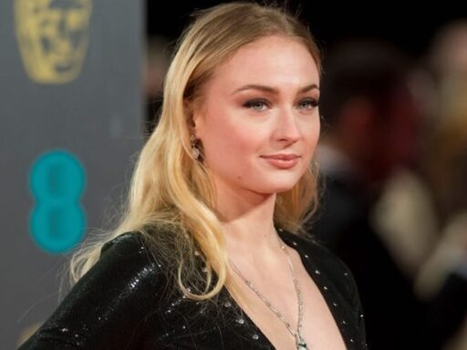 Tomb Raider, com Sophie Turner como Lara Croft, começa produção pela Amazon