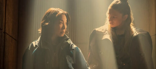 Michelle Yeoh como Olwen, e Hunter Schafer como Cora em Blade Runner 2099