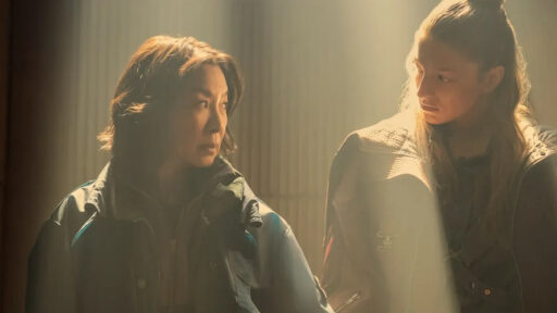 Michelle Yeoh como Olwen, e Hunter Schafer como Cora em Blade Runner 2099