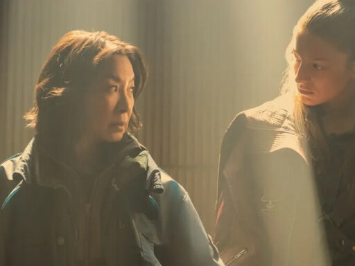 Michelle Yeoh como Olwen, e Hunter Schafer como Cora em Blade Runner 2099
