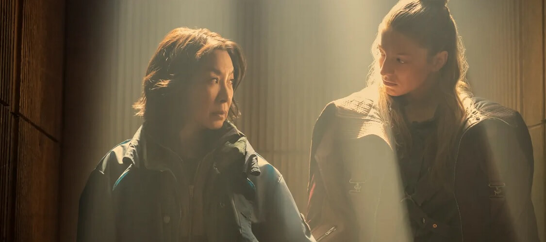 Michelle Yeoh como Olwen, e Hunter Schafer como Cora em Blade Runner 2099